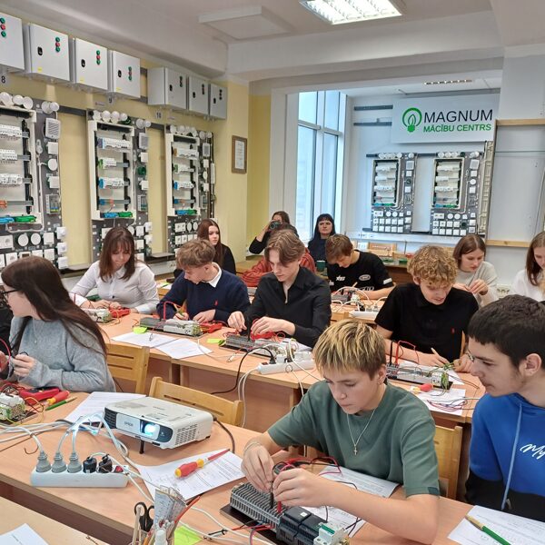 Nodarbība mācību laboratorijā Bulduros, STEM skolas soma programmā